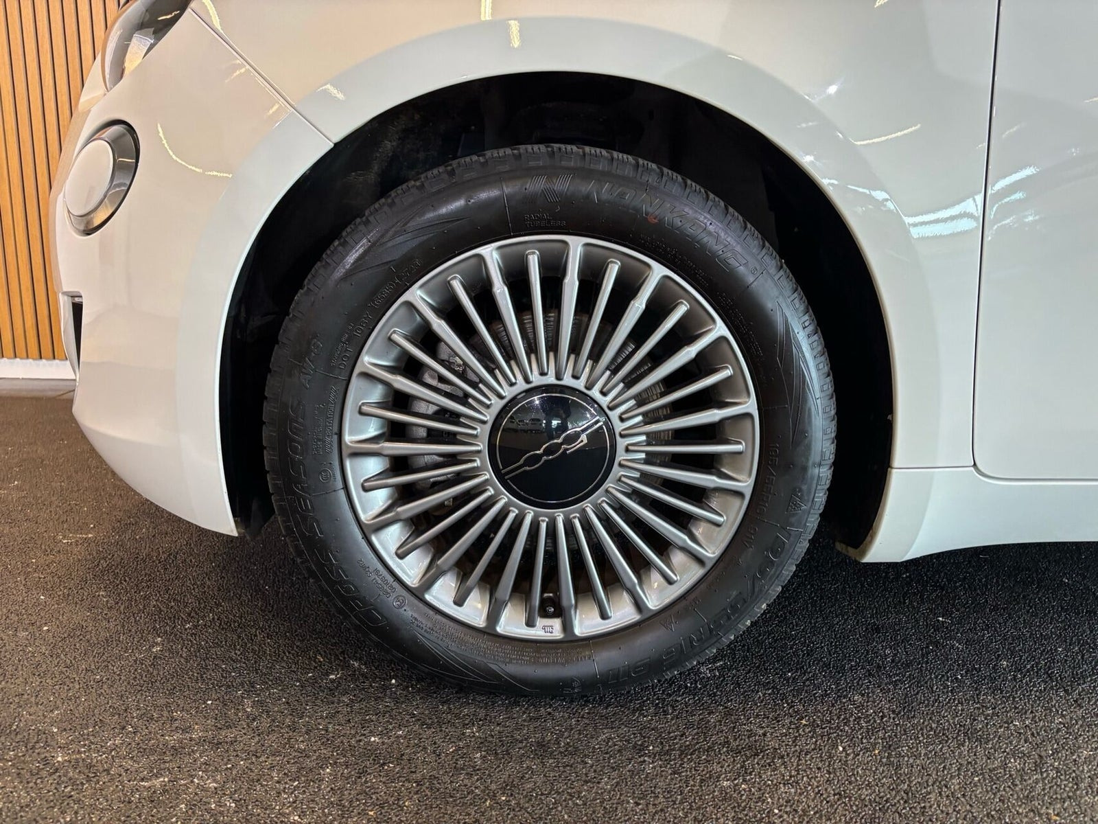 Hvid Fiat 500e fra 2023