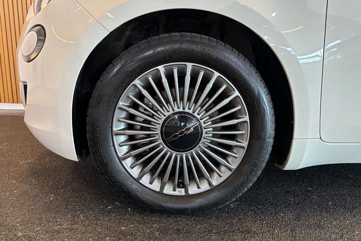 Hvid Fiat 500e fra 2023