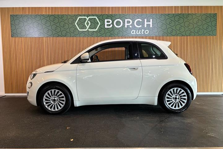 Hvid Fiat 500e fra 2023