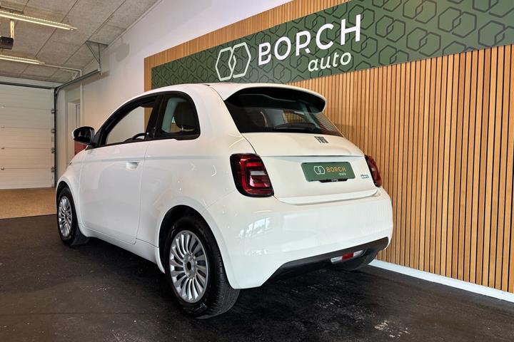 Hvid Fiat 500e fra 2023
