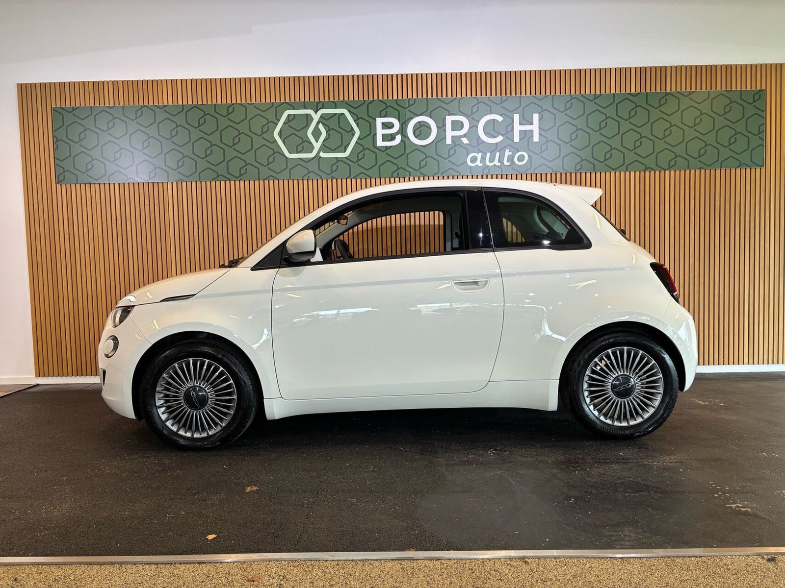 Hvid Fiat 500e fra 2023