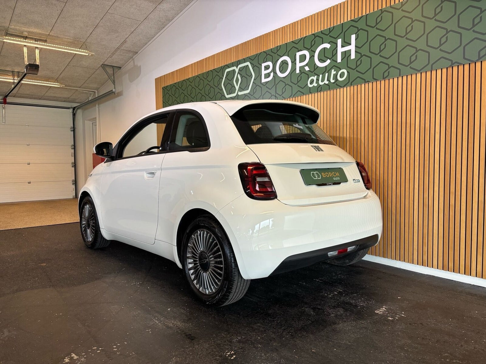 Hvid Fiat 500e fra 2023