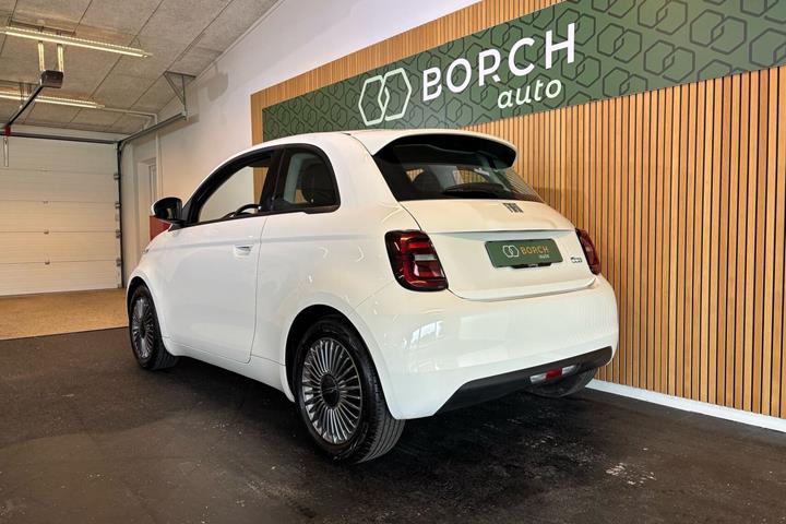 Hvid Fiat 500e fra 2023