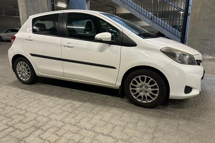 Hvid Toyota Yaris fra 2011