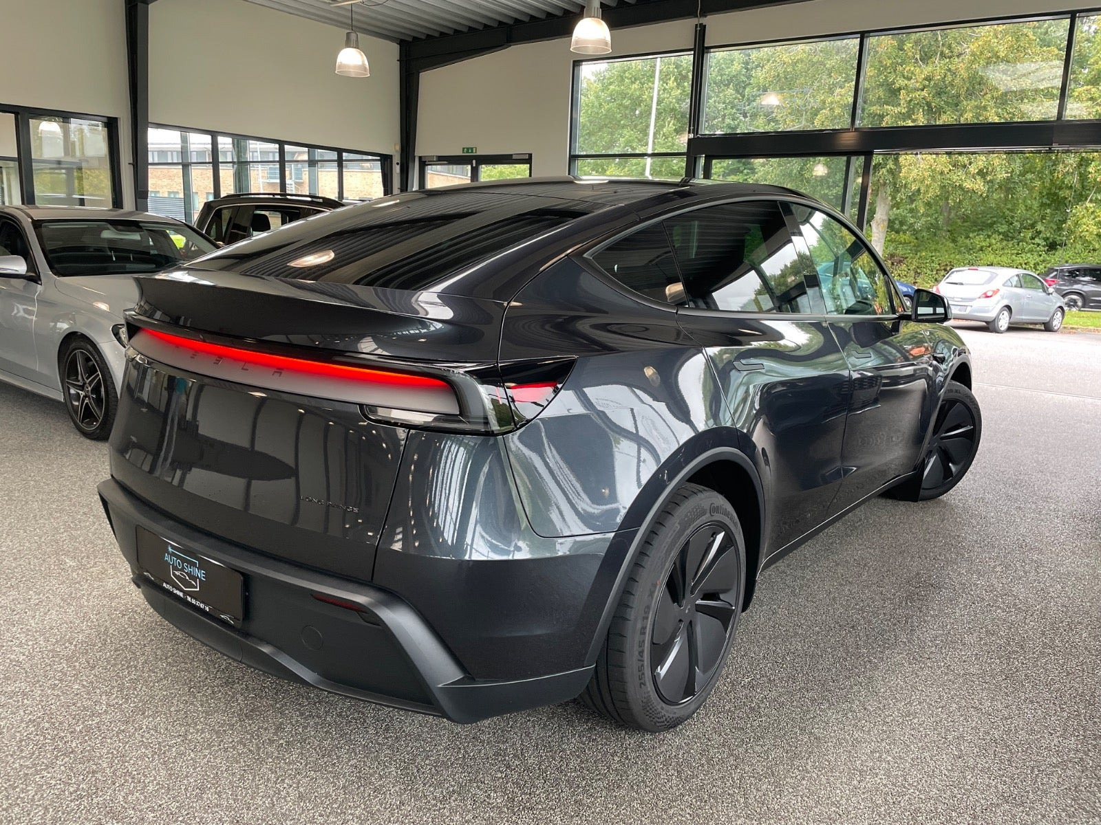 undefined Tesla Model Y fra 2025