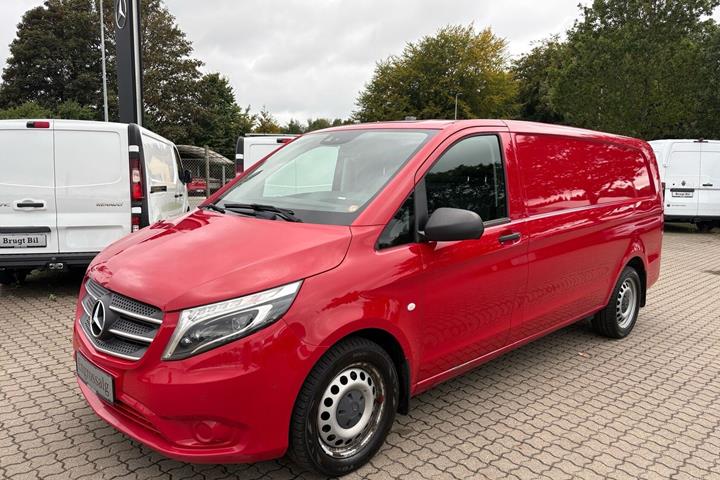 Rød Mercedes Vito 119 fra 2019