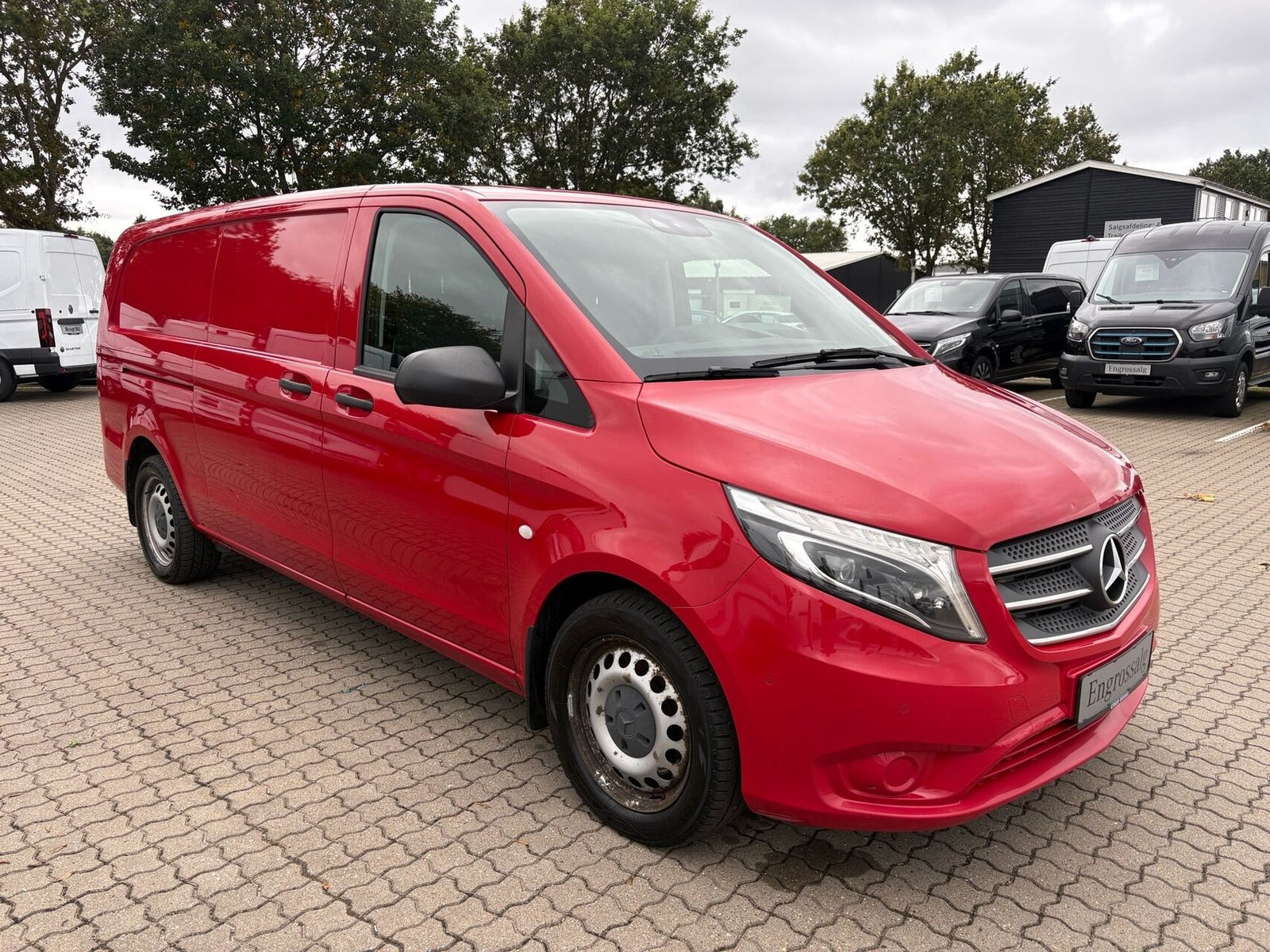 Rød Mercedes Vito 119 fra 2019