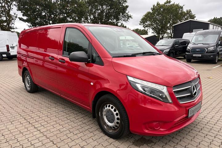 Rød Mercedes Vito 119 fra 2019
