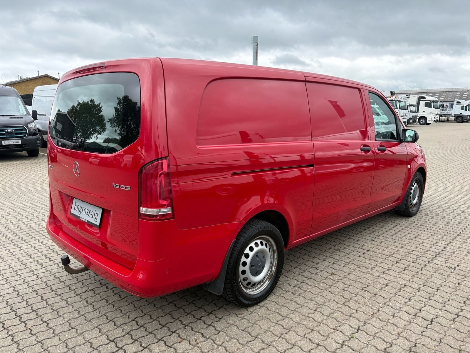 Rød Mercedes Vito 119 fra 2019