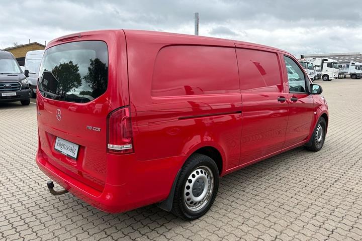 Rød Mercedes Vito 119 fra 2019
