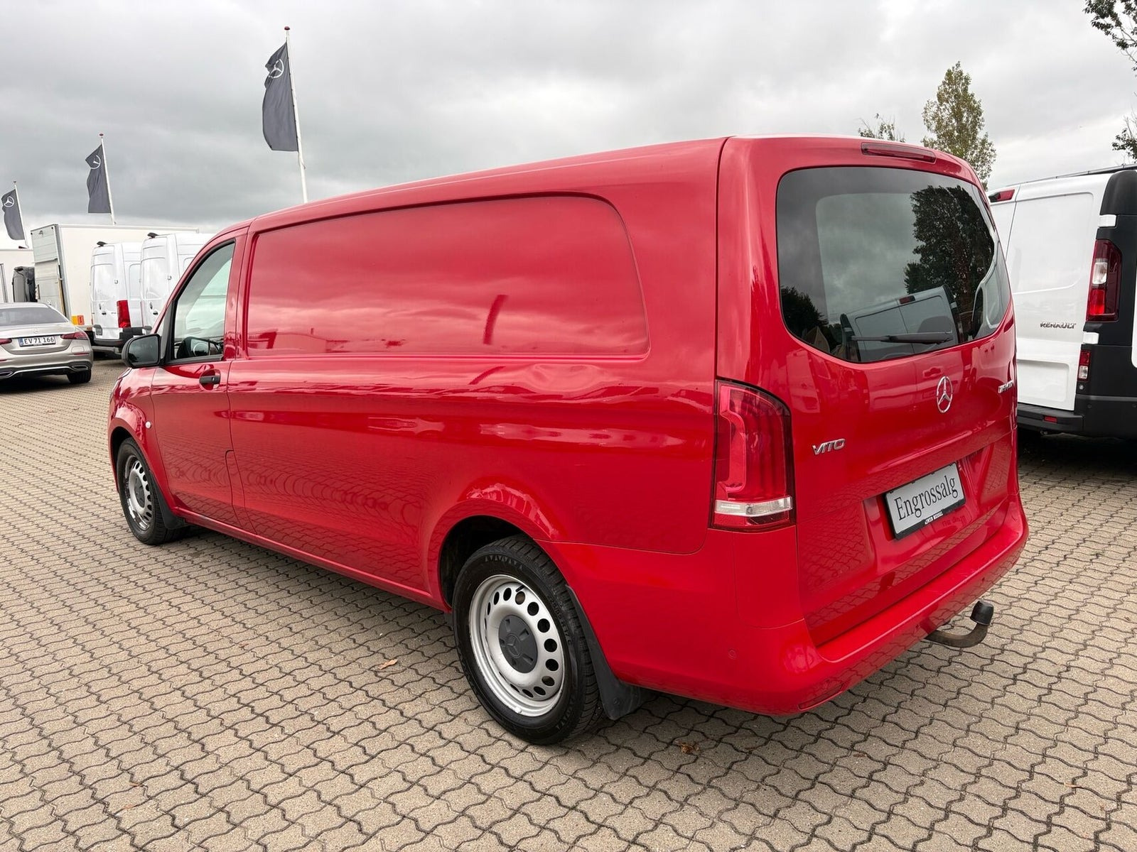 Rød Mercedes Vito 119 fra 2019