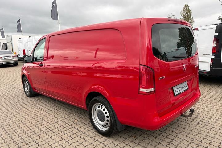 Rød Mercedes Vito 119 fra 2019