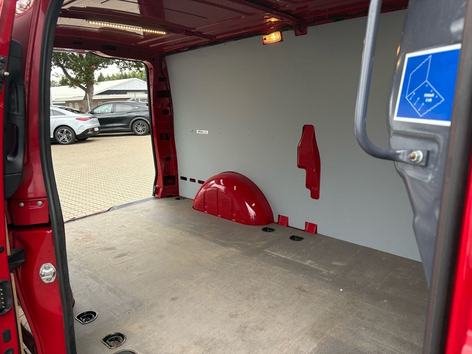 Rød Mercedes Vito 119 fra 2019