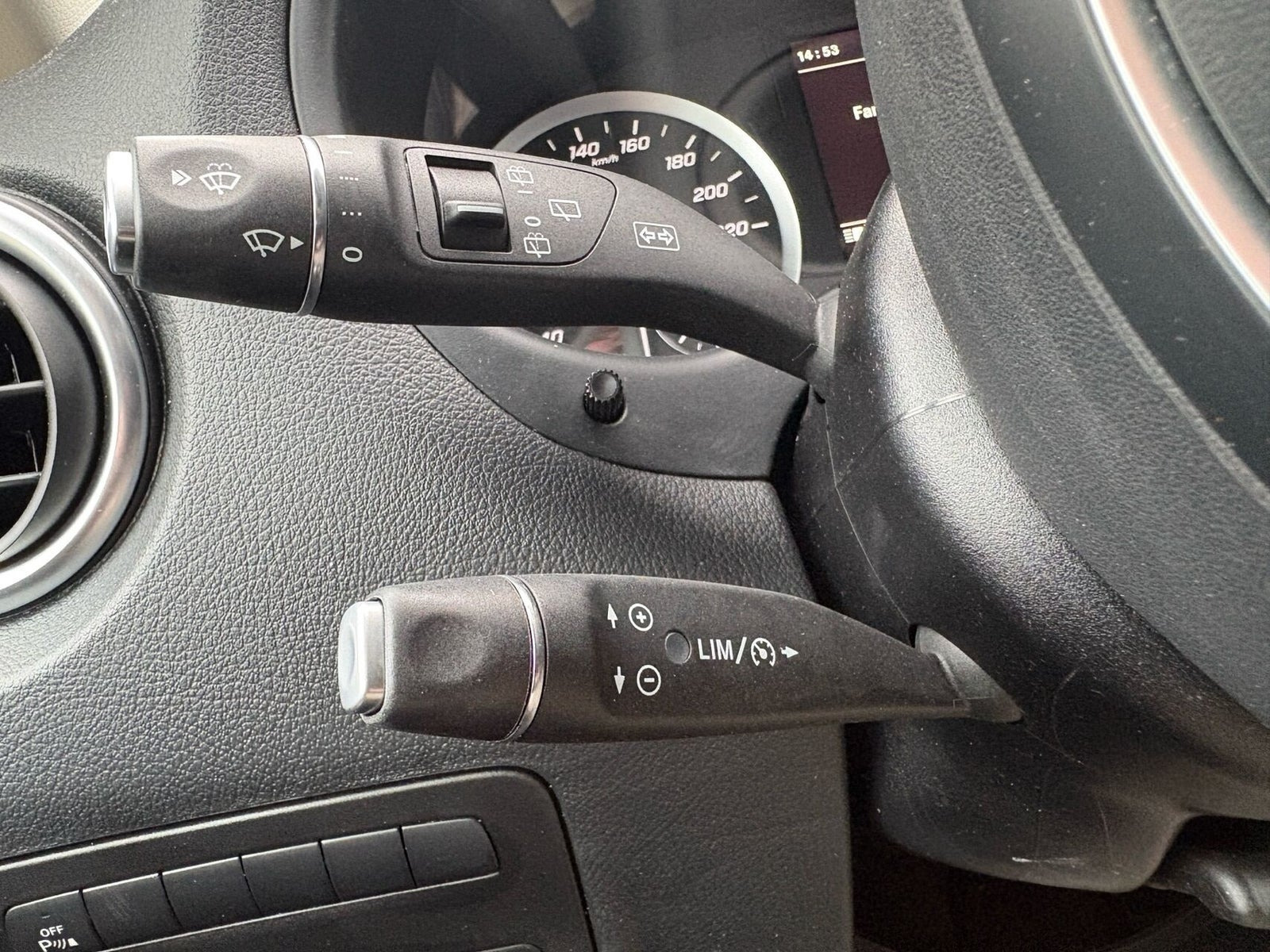Rød Mercedes Vito 119 fra 2019