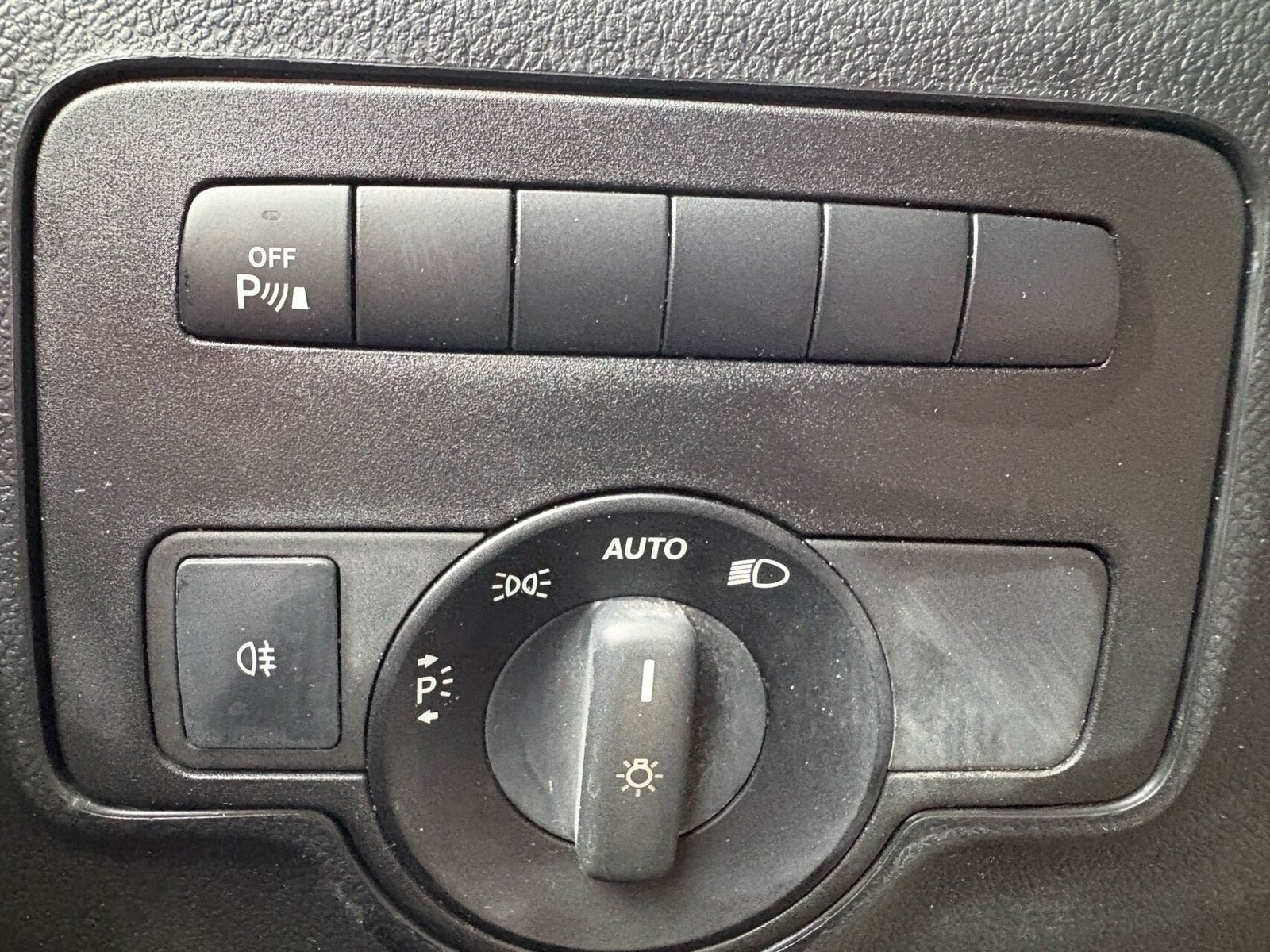 Rød Mercedes Vito 119 fra 2019