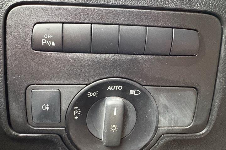 Rød Mercedes Vito 119 fra 2019