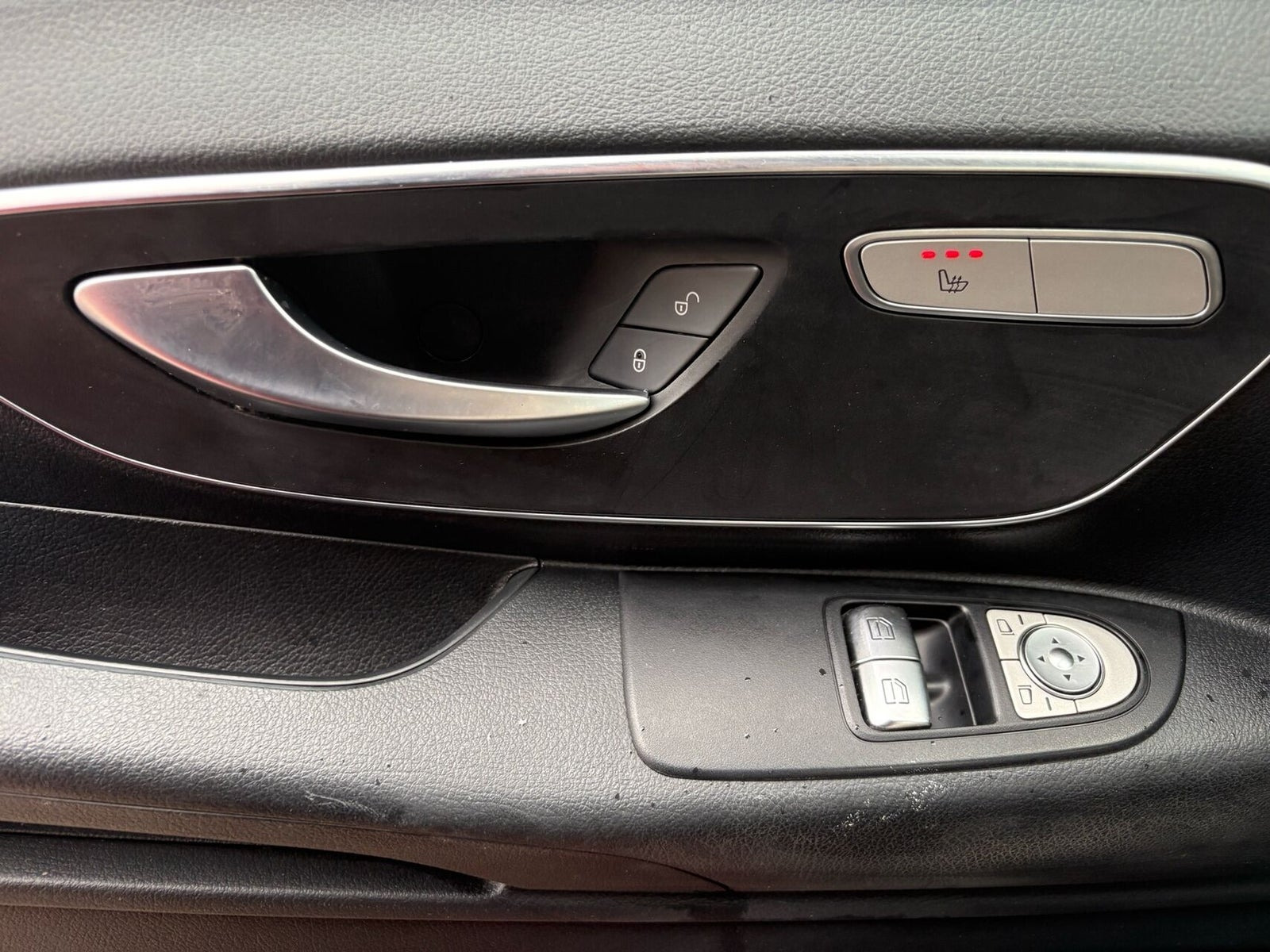 Rød Mercedes Vito 119 fra 2019