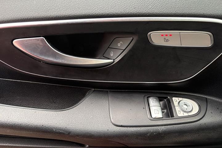 Rød Mercedes Vito 119 fra 2019