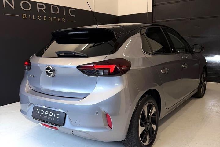 Grå Opel Corsa-e fra 2022