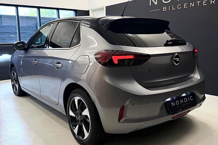 Grå Opel Corsa-e fra 2022