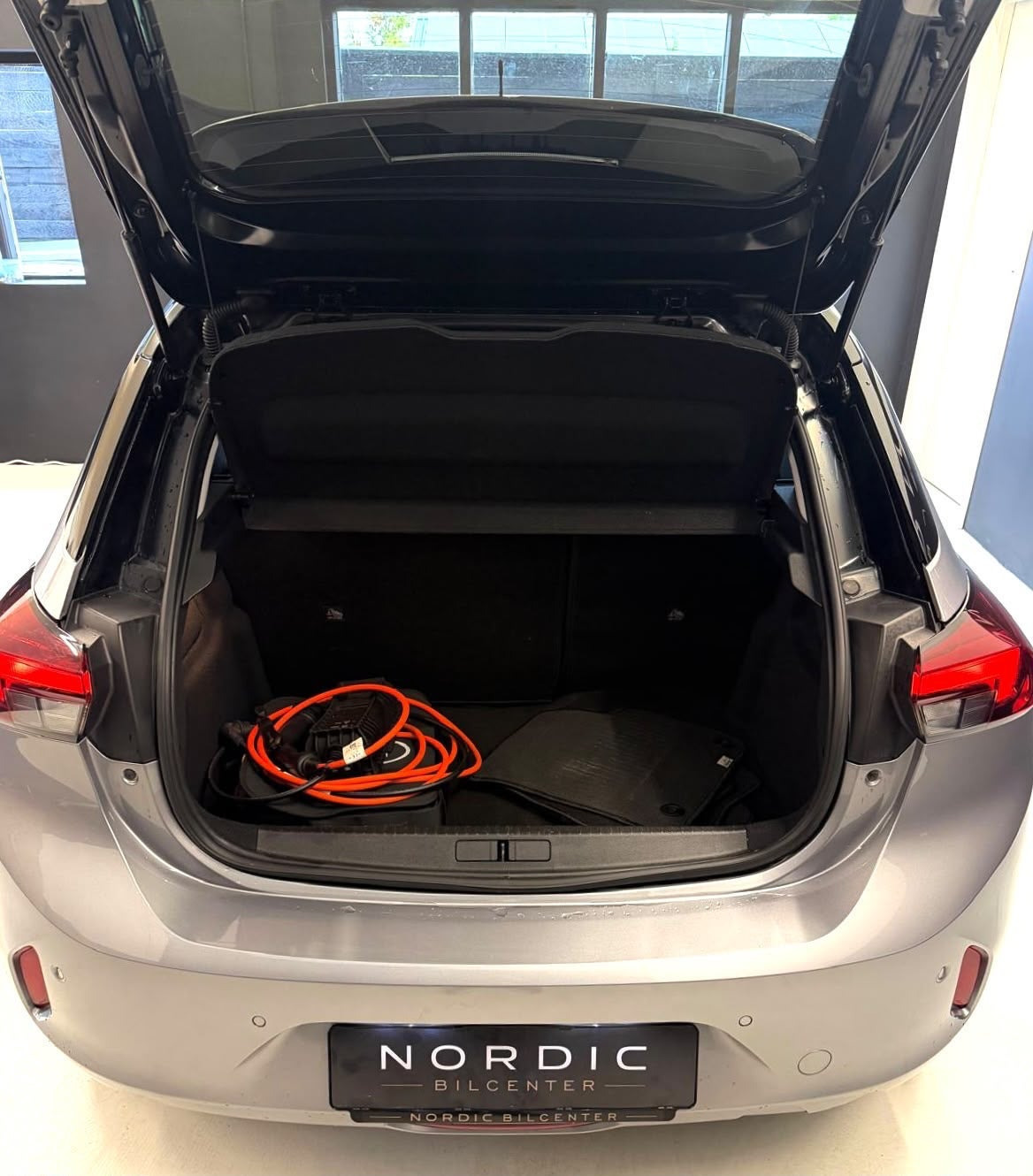 Grå Opel Corsa-e fra 2022