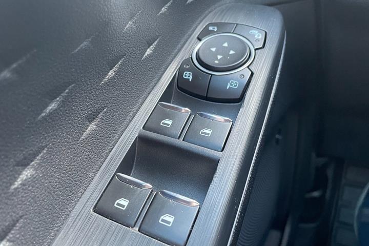 Blå Ford Kuga fra 2020