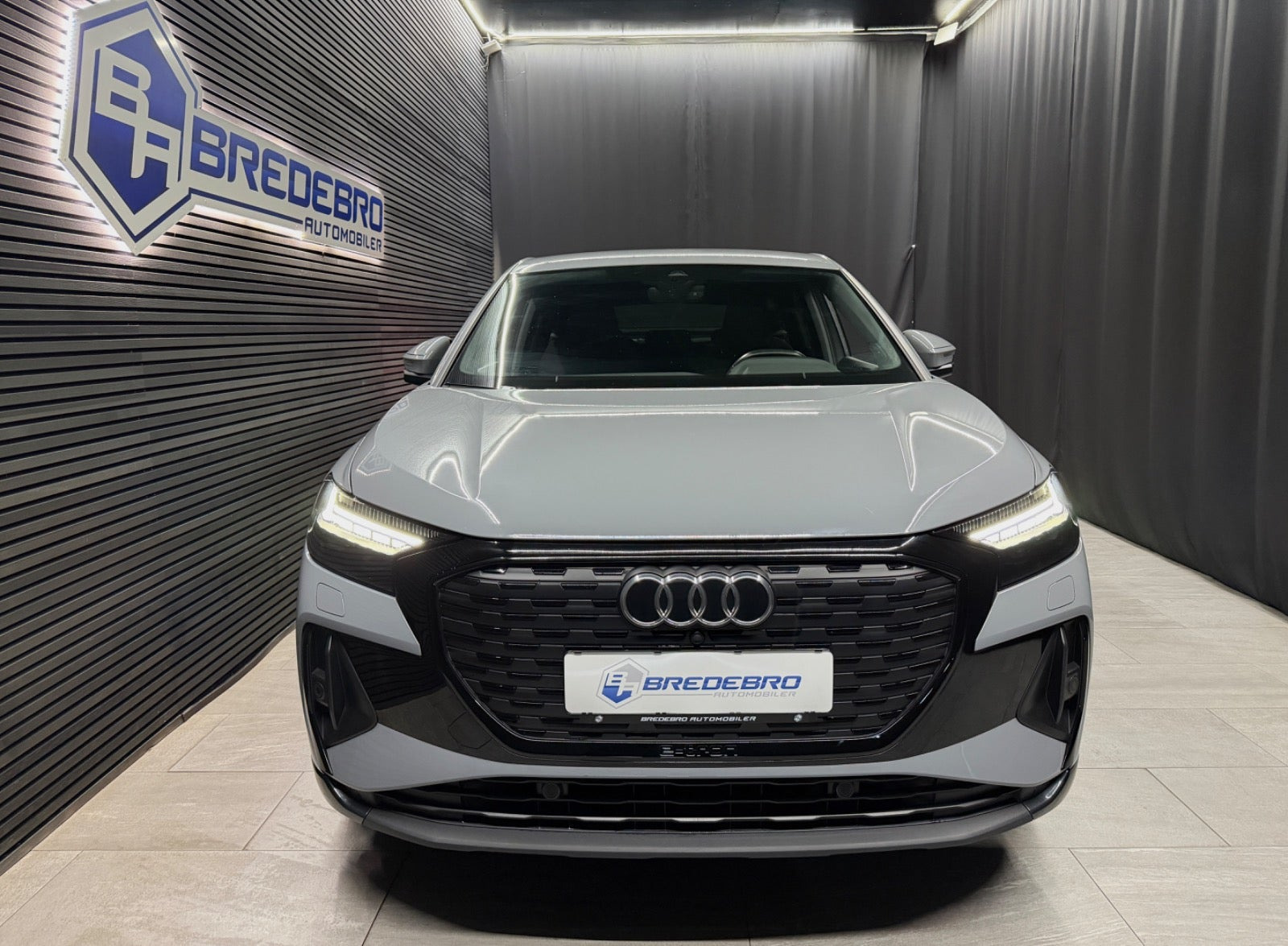 Grå Audi Q4 e-tron fra 2024