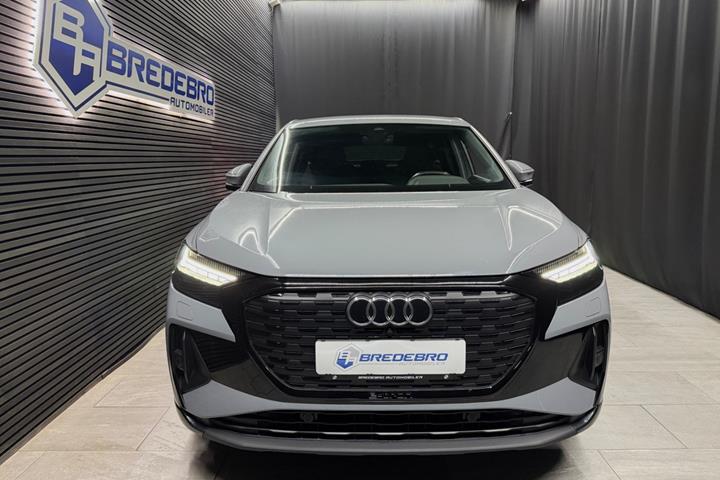 Grå Audi Q4 e-tron fra 2024