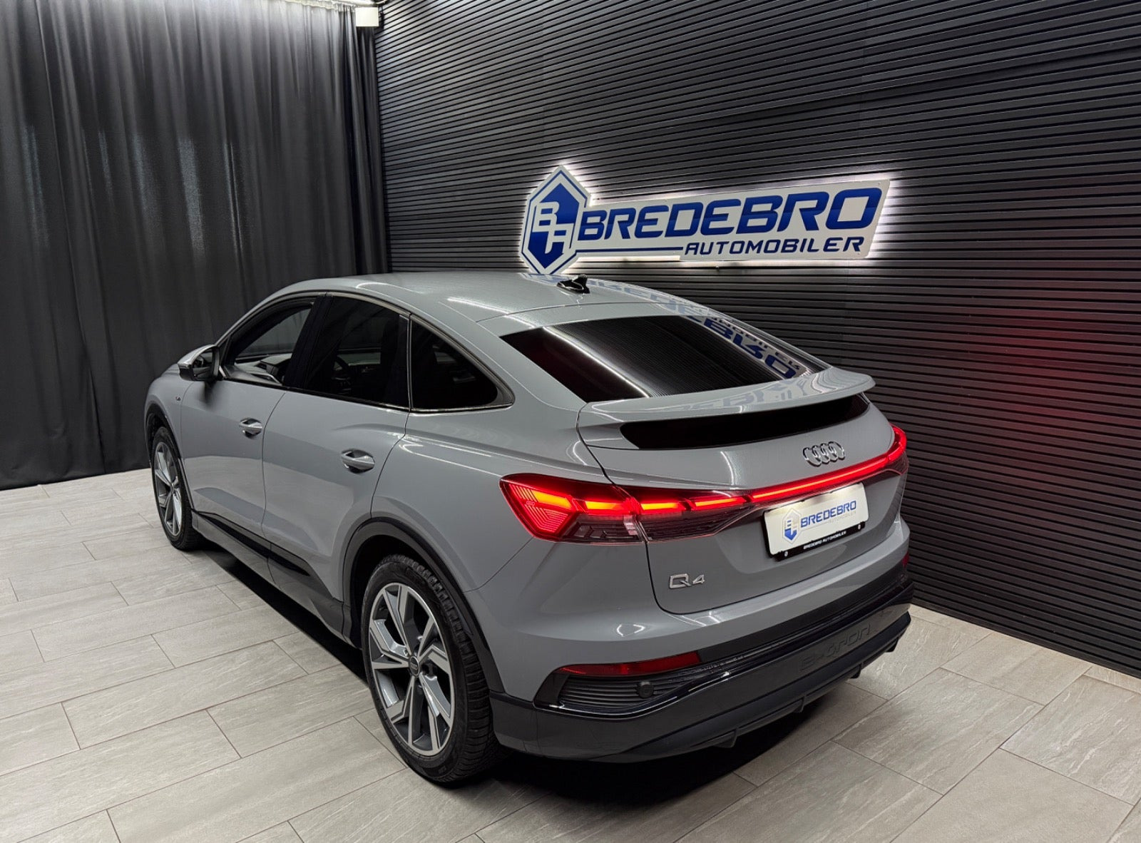 Grå Audi Q4 e-tron fra 2024