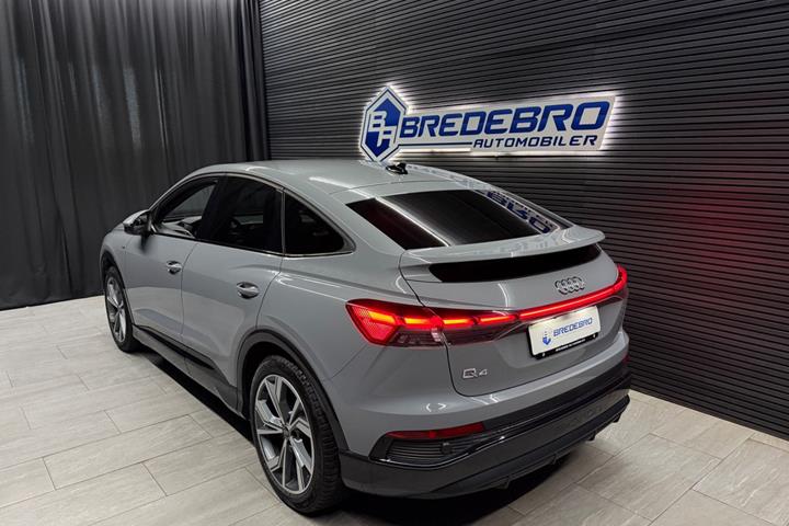 Grå Audi Q4 e-tron fra 2024