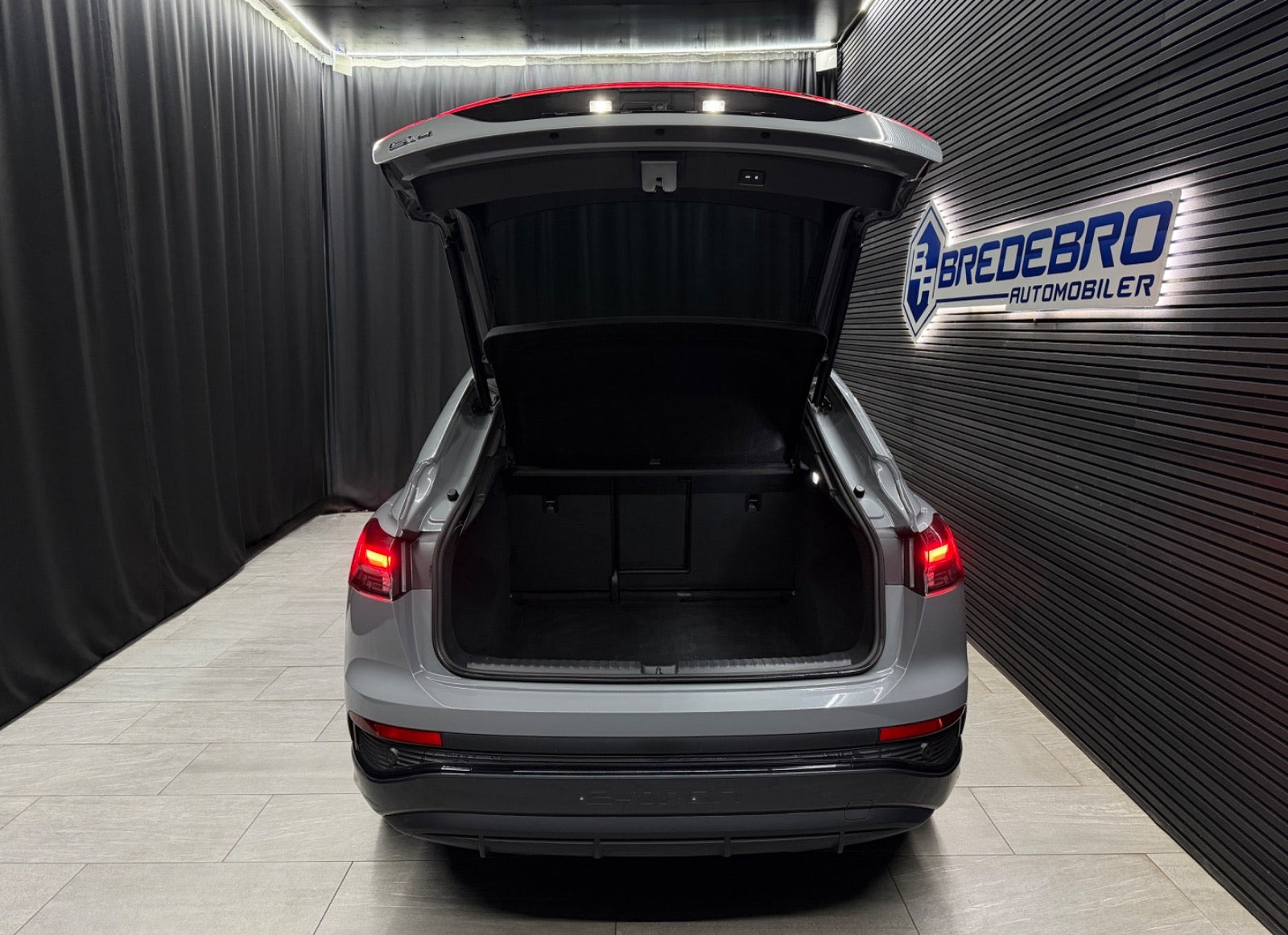 Grå Audi Q4 e-tron fra 2024