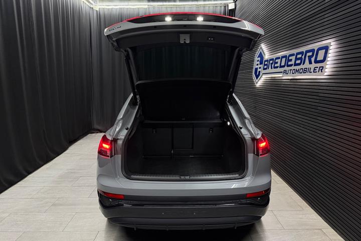 Grå Audi Q4 e-tron fra 2024