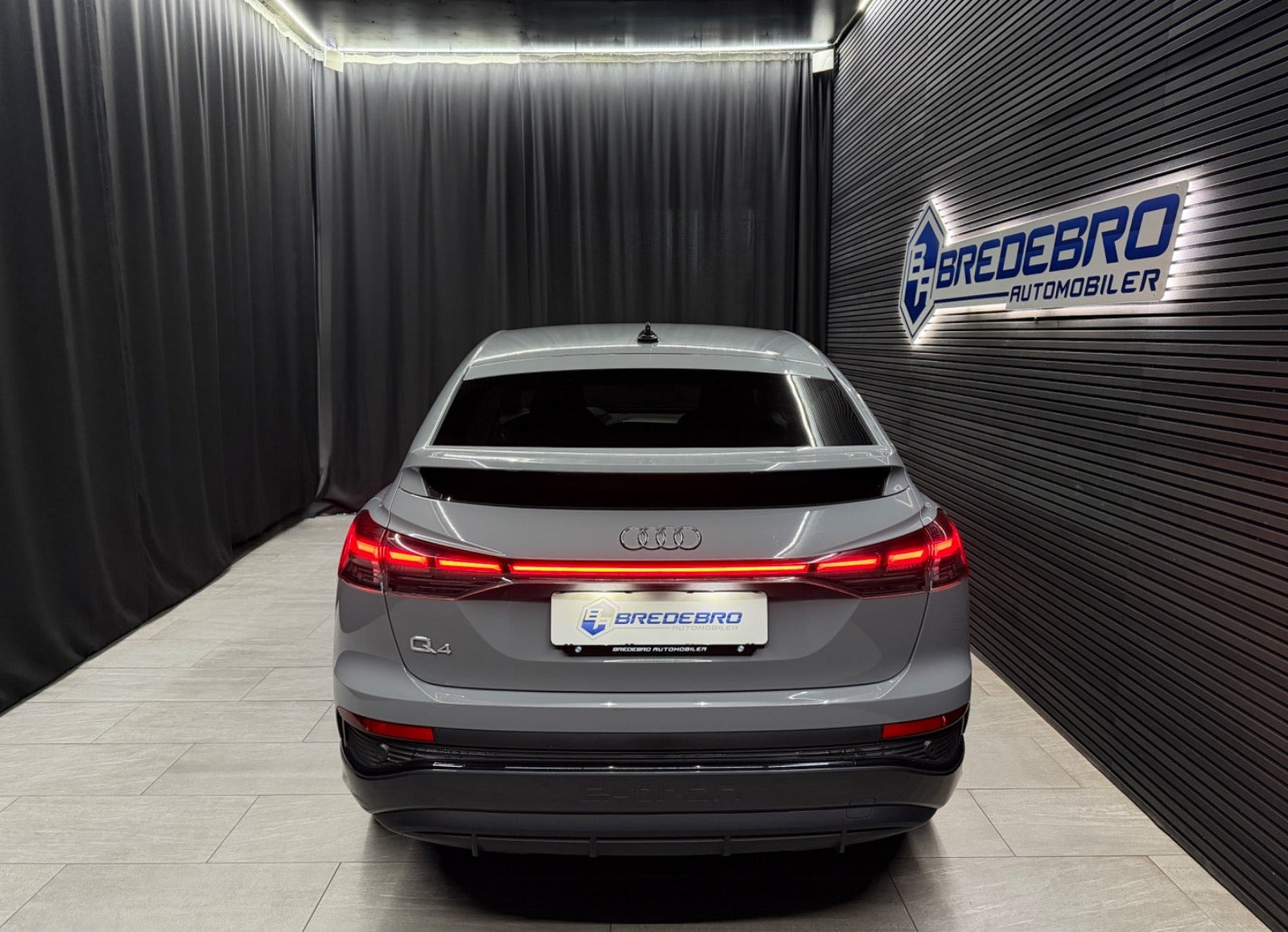 Grå Audi Q4 e-tron fra 2024