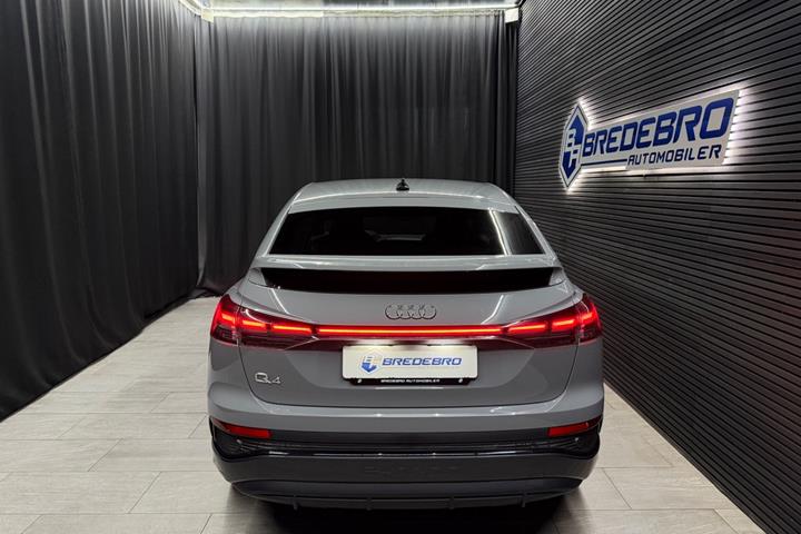 Grå Audi Q4 e-tron fra 2024