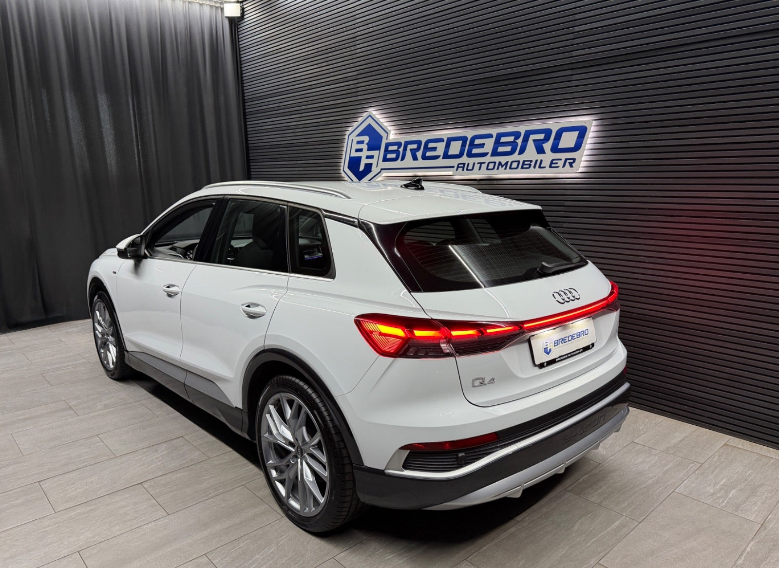 Hvid Audi Q4 e-tron fra 2025