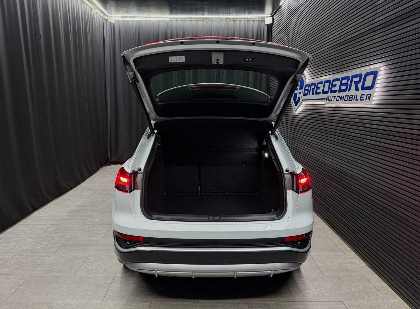 Hvid Audi Q4 e-tron fra 2025