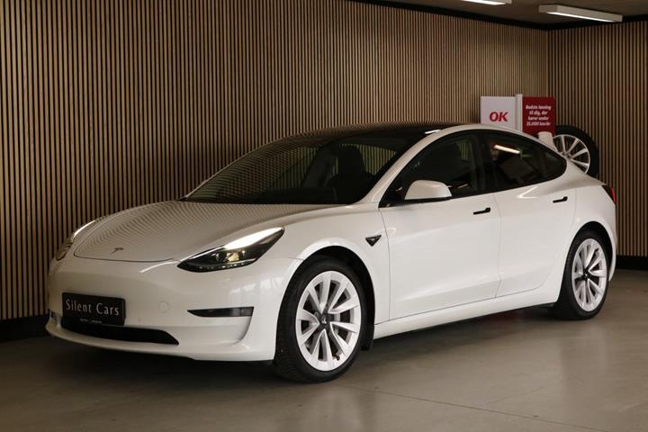 Grøn Tesla Model 3 fra 2021