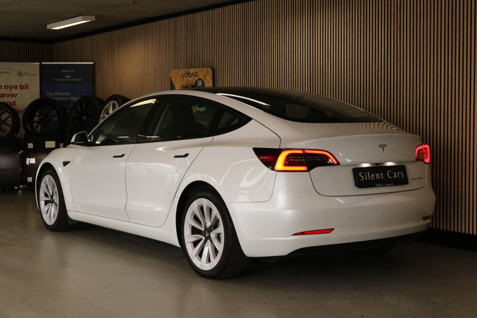 Grøn Tesla Model 3 fra 2021
