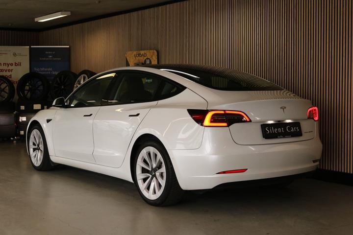 Grøn Tesla Model 3 fra 2021