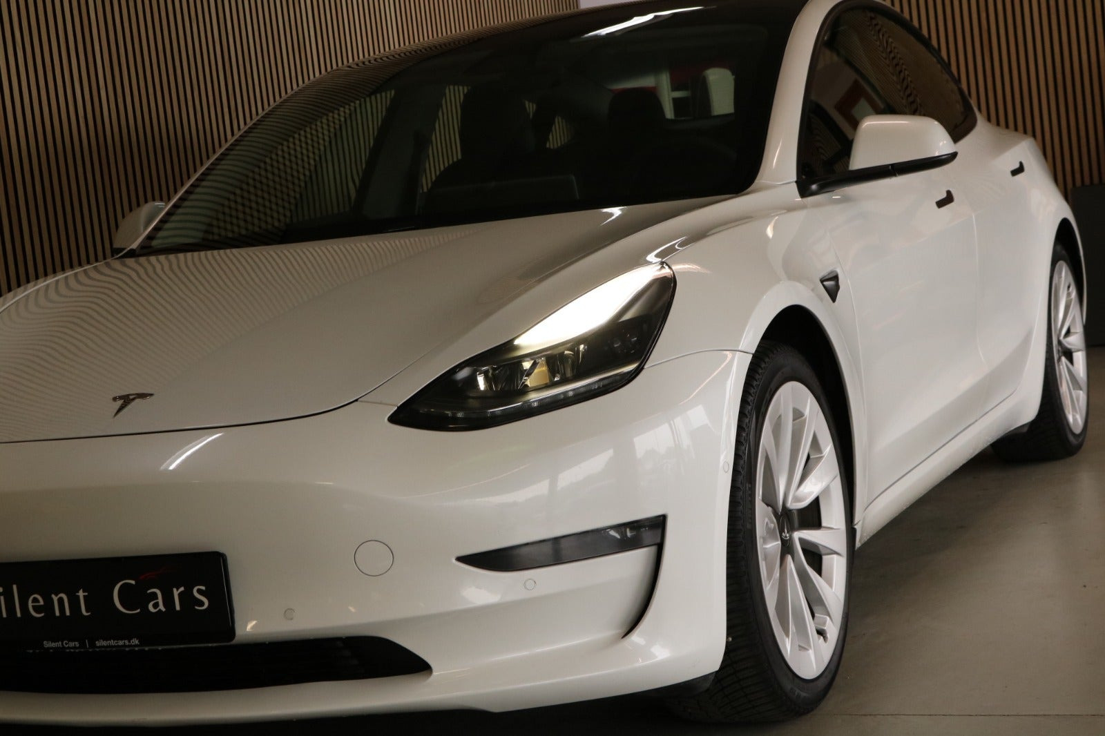 Grøn Tesla Model 3 fra 2021