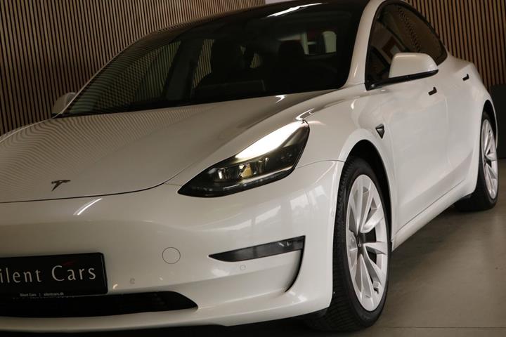 Grøn Tesla Model 3 fra 2021