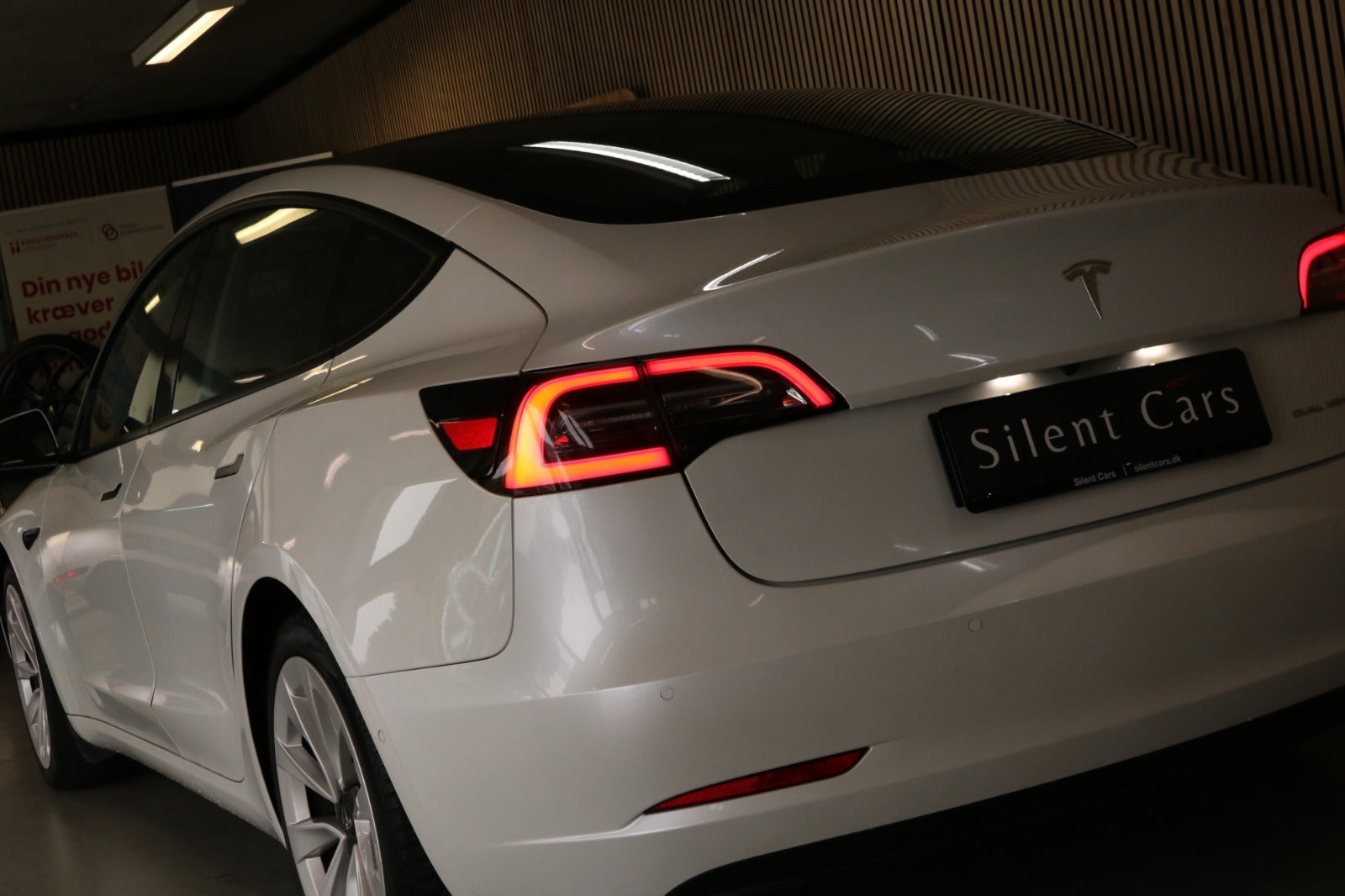 Grøn Tesla Model 3 fra 2021