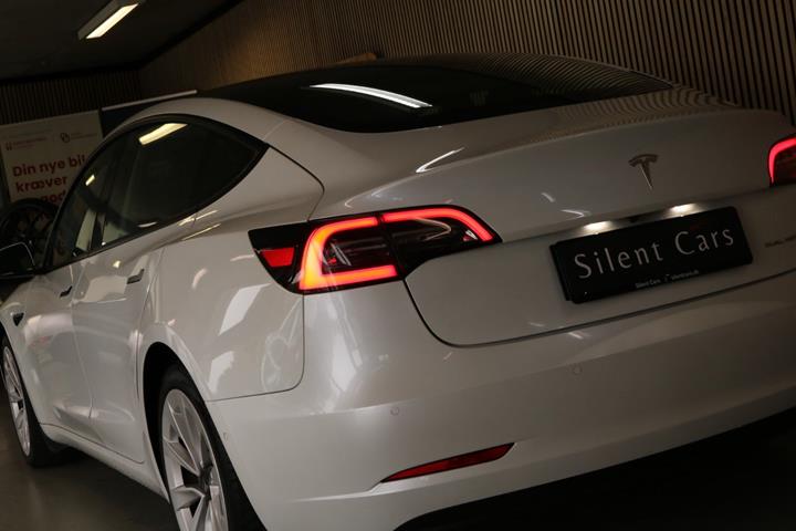 Grøn Tesla Model 3 fra 2021