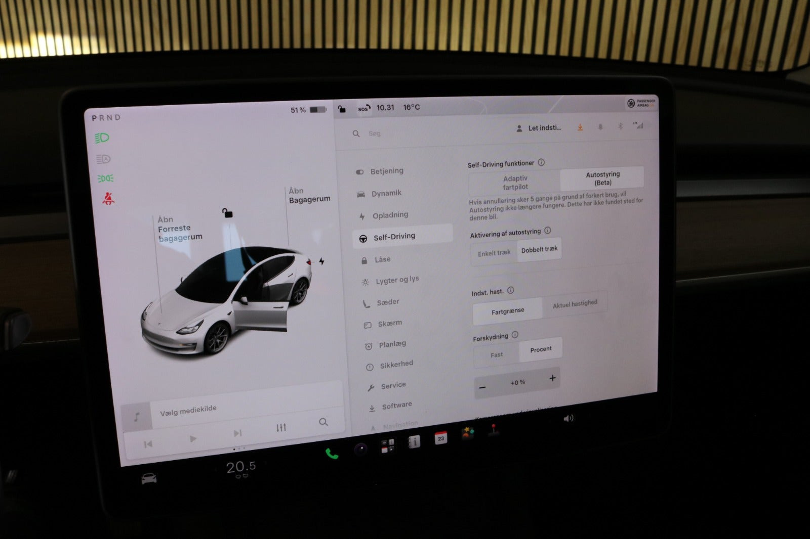 Grøn Tesla Model 3 fra 2021