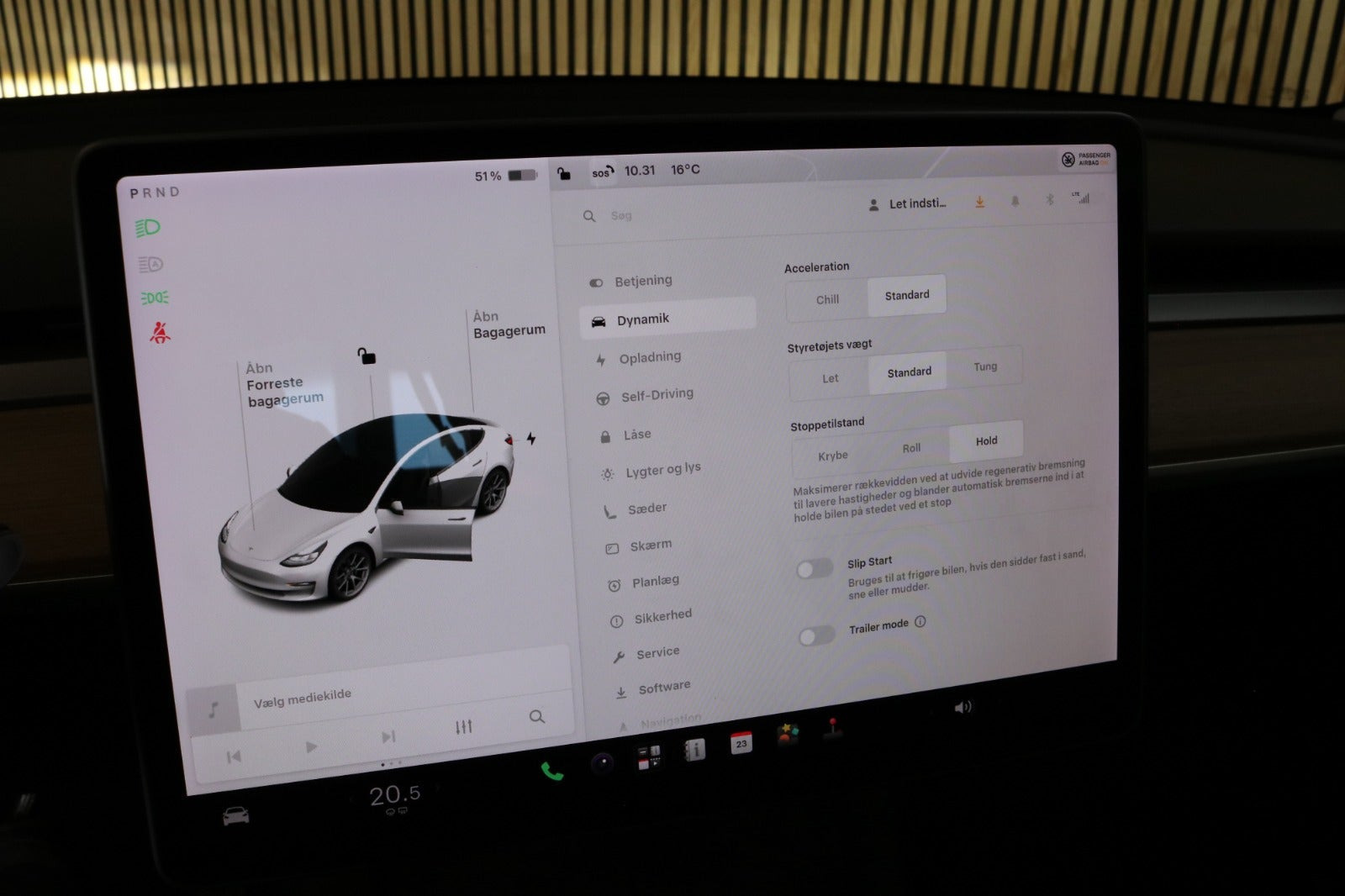 Grøn Tesla Model 3 fra 2021