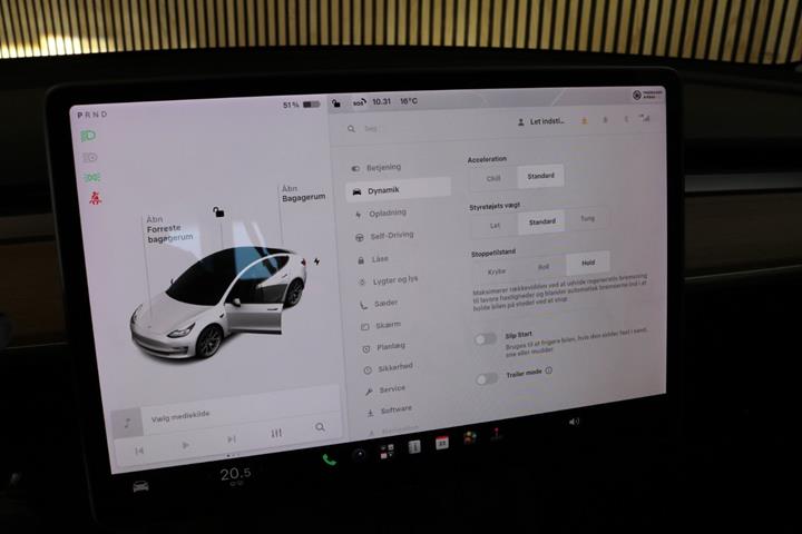 Grøn Tesla Model 3 fra 2021
