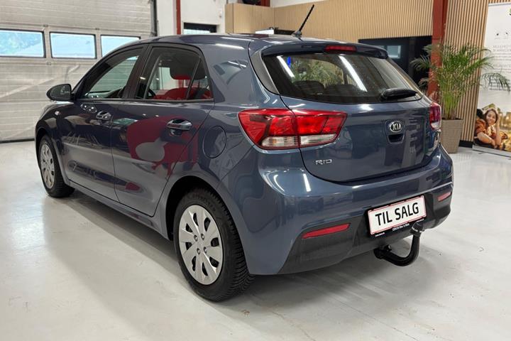 Blå Kia Rio fra 2017