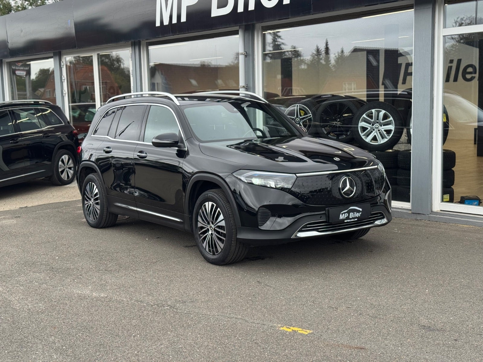 Sort Mercedes EQB300 fra 2024