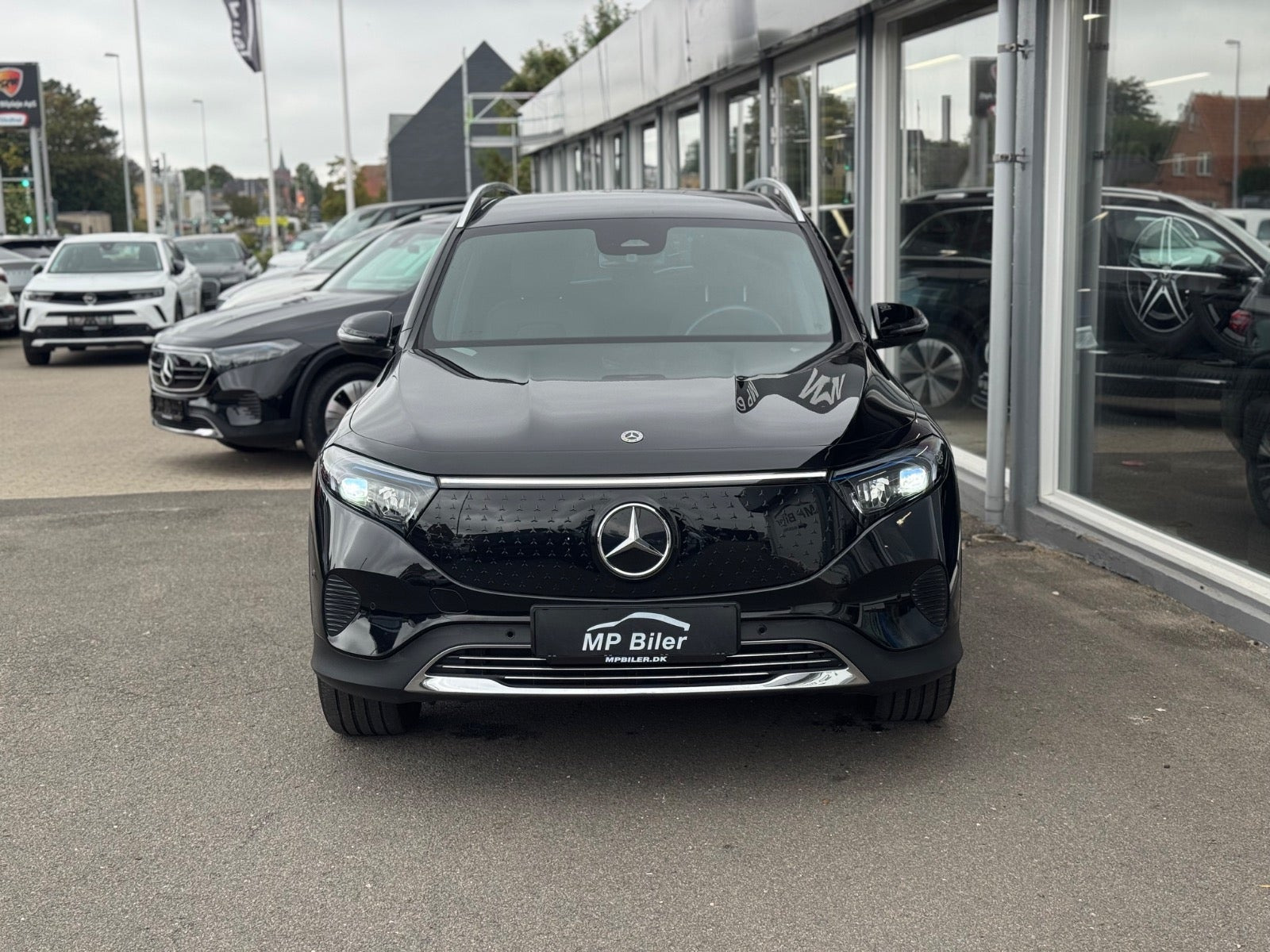 Sort Mercedes EQB300 fra 2024
