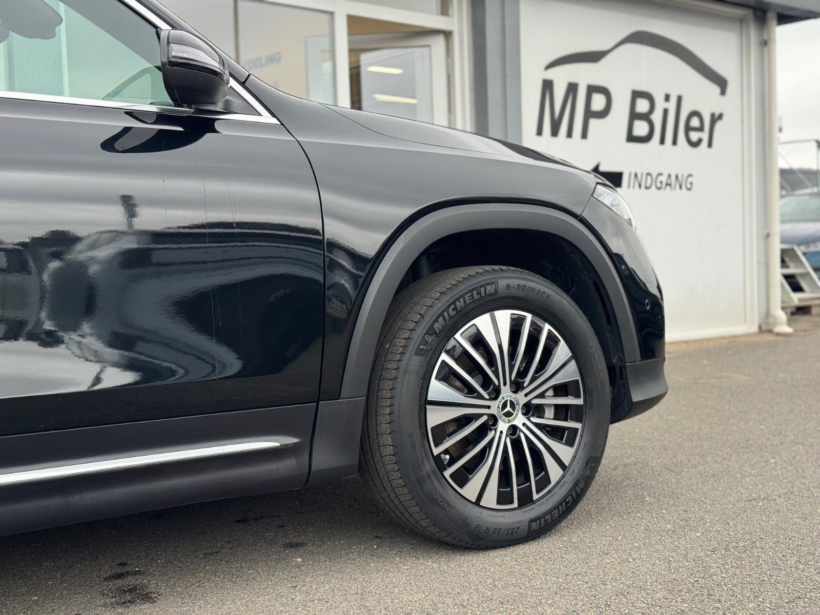 Sort Mercedes EQB300 fra 2024